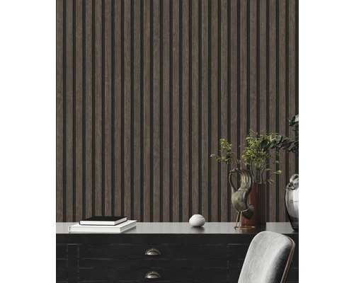 Dekorative Wand mit Holzpaneelen und Möbeln im Innenraum