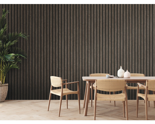 Esszimmer mit Holzwandpaneelen, Esstisch und Stühlen