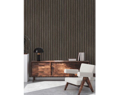 Innenszene mit einer Wandverkleidung aus Holzpaneelen, einem Sideboard, einer Lampe, Büchern und einem Sessel.