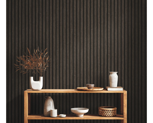 Raum mit Holzpaneelwand, Regal und dekorativen Gegenständen.