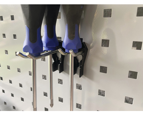 Werkzeugwand mit Schraubendrehern in Halterung