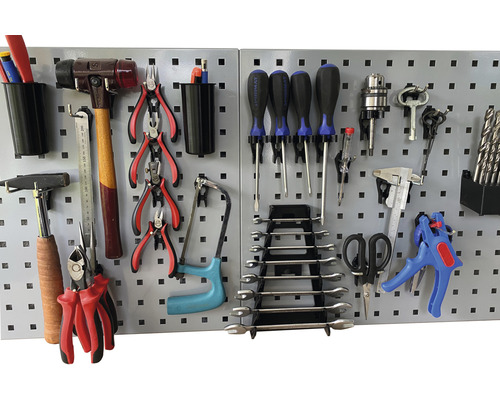 Werkzeugwand mit Hammer, Zange, Schraubendreher und anderem Werkzeug