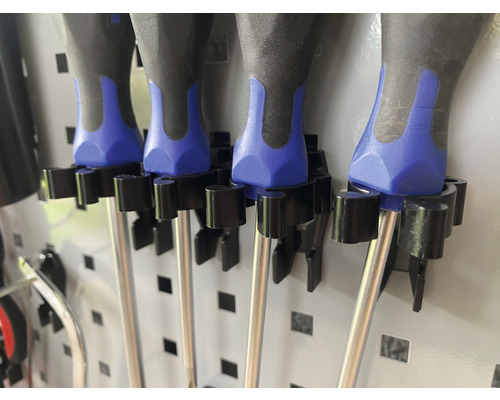 Mehrere Schraubendreher in einer Werkzeugwandhalterung.