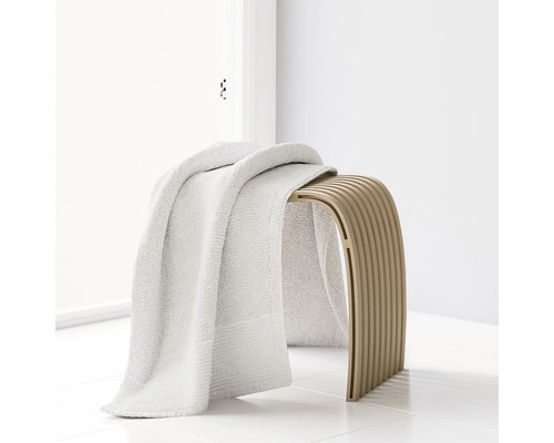 Handtuch auf Badhocker im Badezimmer