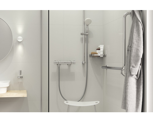 Helles Badezimmer mit Dusche, Duschhocker, Haltegriff und Bademantel
