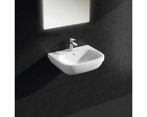 Weißes Aufsatzwaschbecken mit Armatur vor dunklem Hintergrund