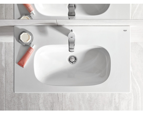 Aufsicht eines weißen Waschbeckens mit Armatur