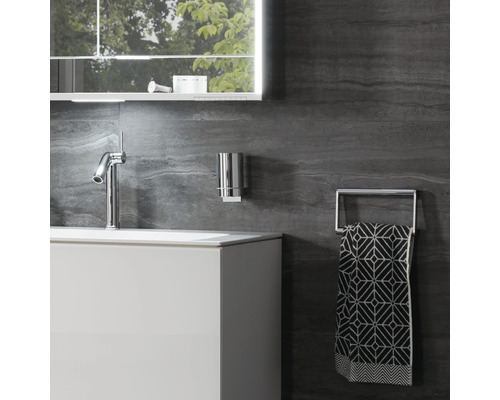 Badezimmer Waschbecken mit Armatur, Zahnbürstenhalter, Handtuch und Handtuchhalter