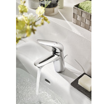 Wasserhahn im Badezimmer mit fließendem Wasser