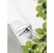 Waschtischarmatur aus Metall auf einem Waschbecken