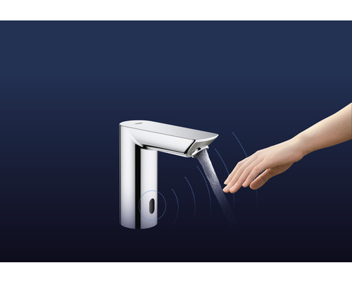 Wasserhahn mit Sensor und Hand unter laufendem Wasser