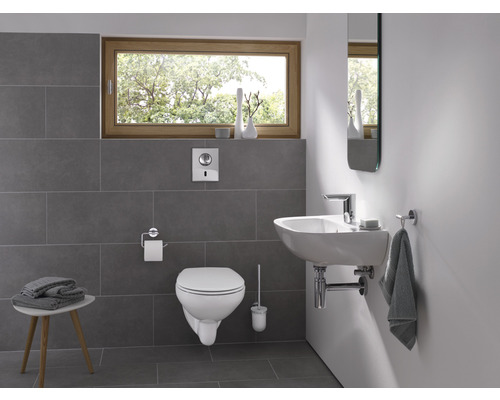 Modernes Badezimmer mit Toilette, Waschbecken und grauen Fliesen