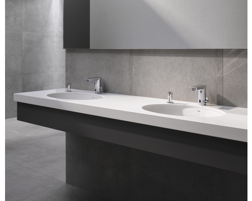 Zwei Waschbecken mit Armaturen auf einer Waschtischplatte in einem Badezimmer