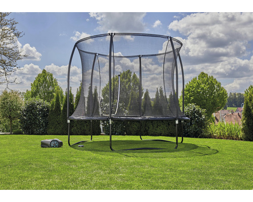 Trampolin mit Sicherheitsnetz und Rasenmähroboter im Garten.