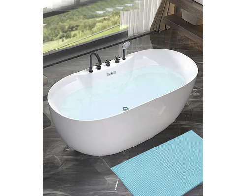 Freistehende Badewanne mit Armaturen und Handbrause in einem hellen Badezimmer