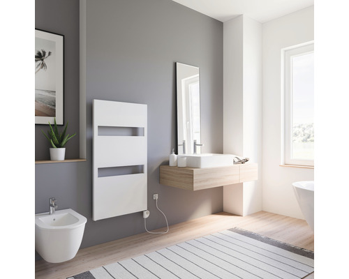 Modernes Badezimmer mit Handtuchwärmer, Waschtisch und Bidet