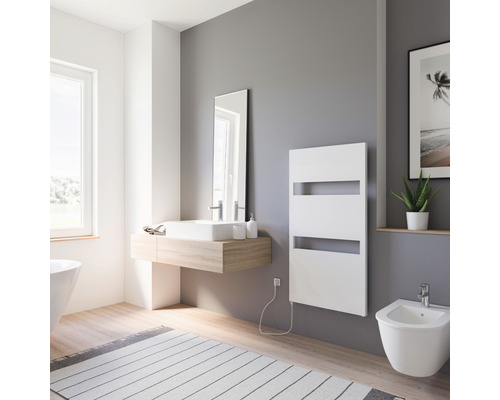 Modernes Badezimmer mit Waschbecken, Spiegel, Handtuchwärmer und Bidet