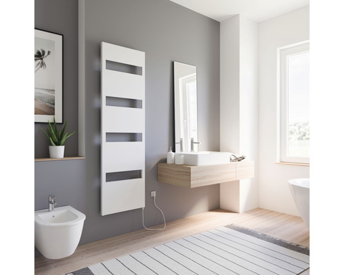 Modernes Badezimmer mit Bidet, Waschbecken, Spiegel und weißem Heizkörper