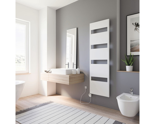 Badezimmer mit Waschbecken, Spiegel, Handtuchwärmer und Bidet