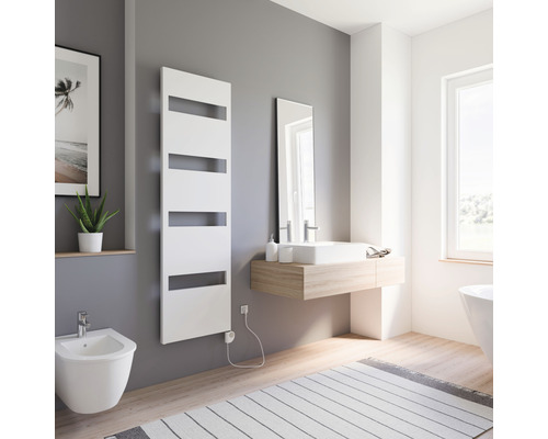 Badezimmer mit Bidet, Waschbecken und weißem Handtuchwärmer