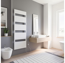 Modernes Badezimmer mit weißem Heizkörper, Waschtisch, Spiegel und Bidet
