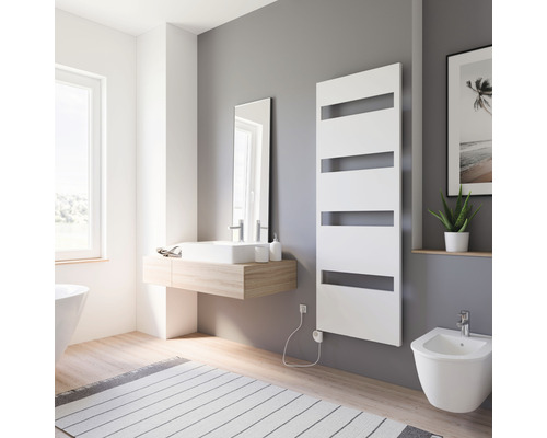 Badezimmer mit Waschtisch, Spiegel, Heizkörper, Bidet und gestreiftem Teppich