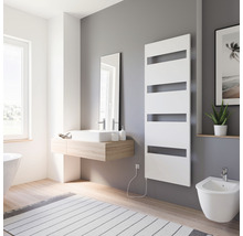 Badezimmer mit Waschtisch, Spiegel, Handtuchwärmer und Bidet