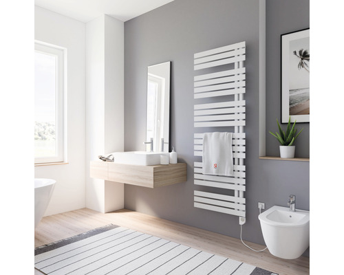 Modernes Badezimmer mit Heizkörper, Waschbecken, Spiegel und Bidet