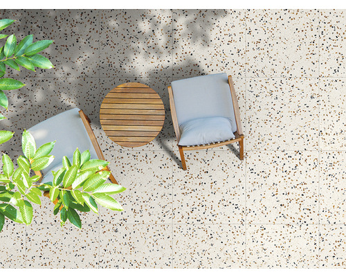 Terrassenfliesen mit Stühlen und Tisch für den Aussenbereich