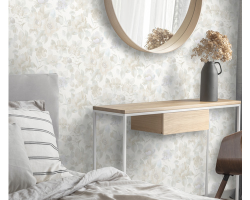 Schlafzimmer mit floraler Tapete, Spiegel und Konsole