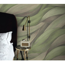 Schlafzimmer mit gemusterter Tapete, Nachttischlampe und Bett