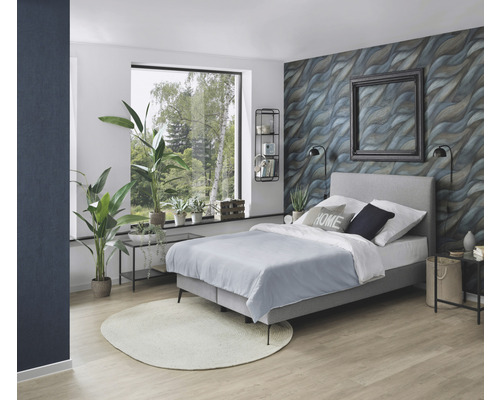 Schlafzimmer mit Bett, Nachttischen, Dekorationen und strukturierten Tapeten