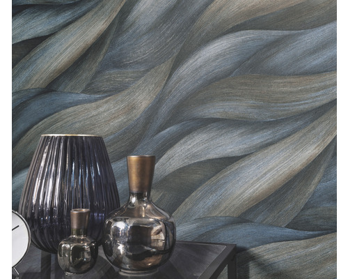 Dekorative Tapete mit Wellenmuster und Vasen auf einem Tisch