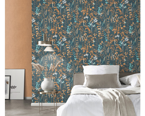 Schlafzimmer mit floral gemusterter Tapete, Bett und Nachttischlampe.