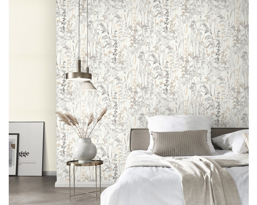 Schlafzimmer mit floral gemusterter Tapete