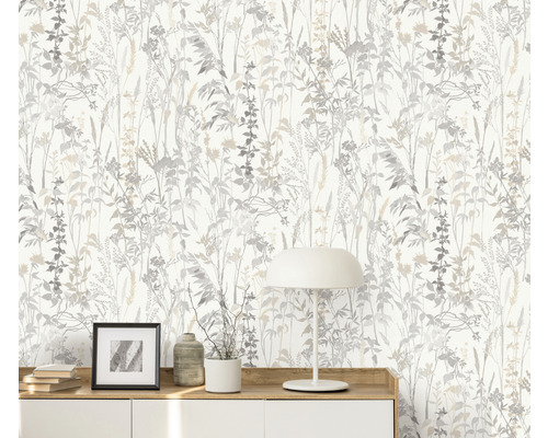 Zimmer mit einer Tapete mit Pflanzenmuster verziert