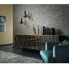 Wohnzimmer mit gemusterter Tapete, Sideboard und Dekoration