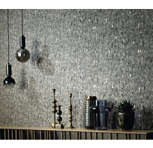 Dekoratives Zimmer mit gemusterter Tapete, Lampen und Dekorationsgegenständen