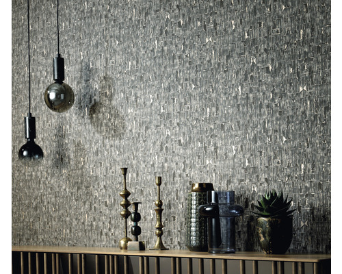 Dekoratives Zimmer mit gemusterter Tapete, Lampen und Dekorationsgegenständen