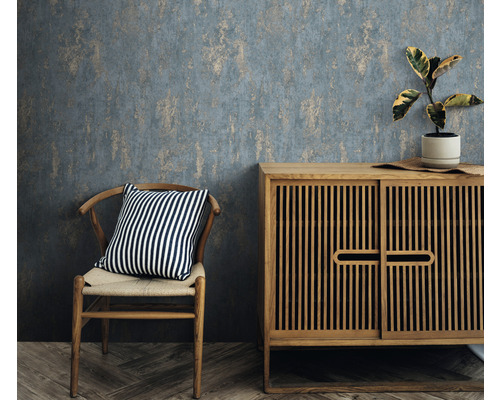 Wohnraum mit gemusterter Tapete, Holzstuhl mit Kissen und Sideboard