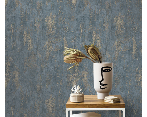 Dekorative Tapete mit abstraktem Muster, kombiniert mit einer Vase und dekorativen Elementen auf einem Tisch.