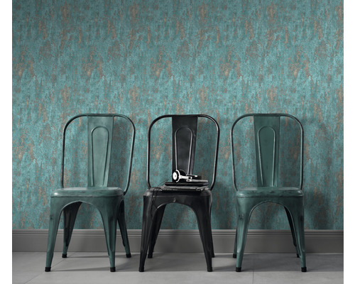 Szene mit gemusterter Tapete und drei Metallstühlen