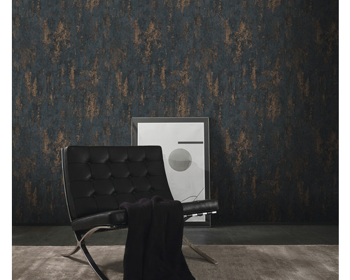 Zimmer mit gemusterter Tapete, Sessel und gerahmtem Bild