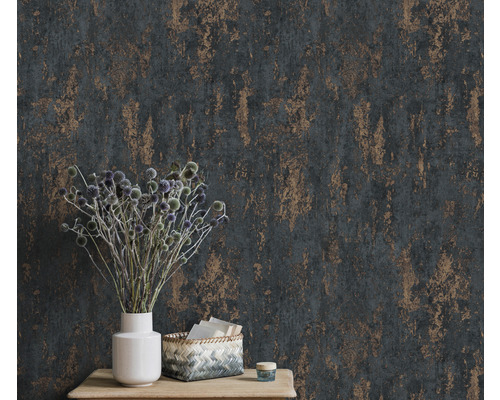 Dekorative Wand mit Strukturtapete und Blumenarrangement in Vase