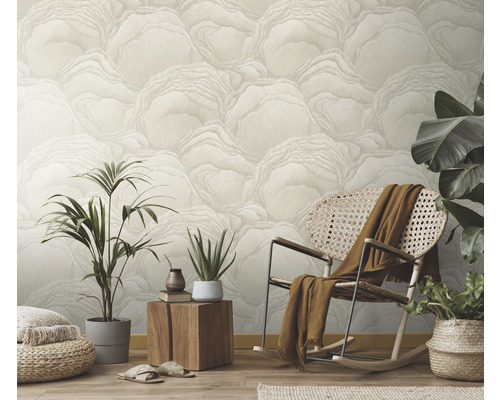 Wohnraum mit gemusterter Tapete, Schaukelstuhl und Zimmerpflanzen für eine gemütliche Atmosphäre