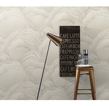 Raumansicht mit Tapete, Stehlampe, Bild und Barhocker