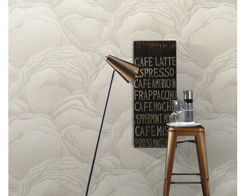 Raumansicht mit Tapete, Stehlampe, Bild und Barhocker