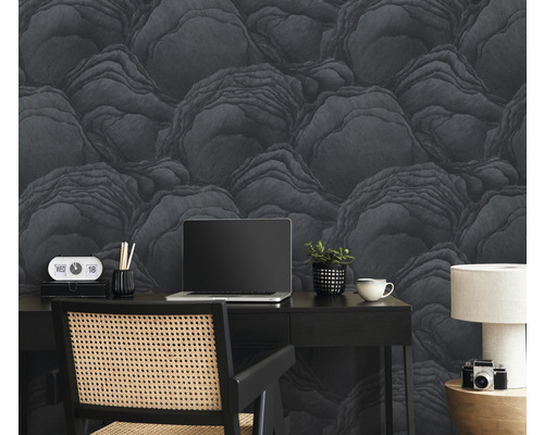 Arbeitszimmer mit Schreibtisch, Stuhl, Lampe und Tapete mit Steindesign