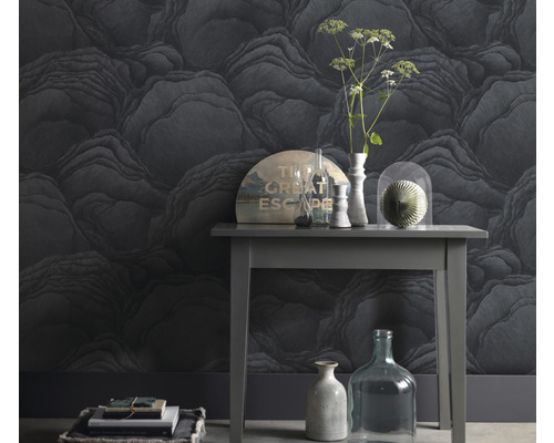 Tapete mit Steinmotiv und dekorativen Elementen auf einem Tisch