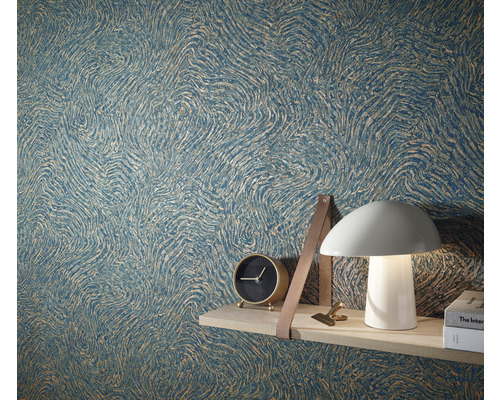 Szene mit gemusterter Tapete, Uhr, Lampe und Regal